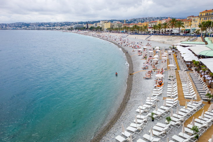 Het strand van Nice aan de Promenade des Anglais