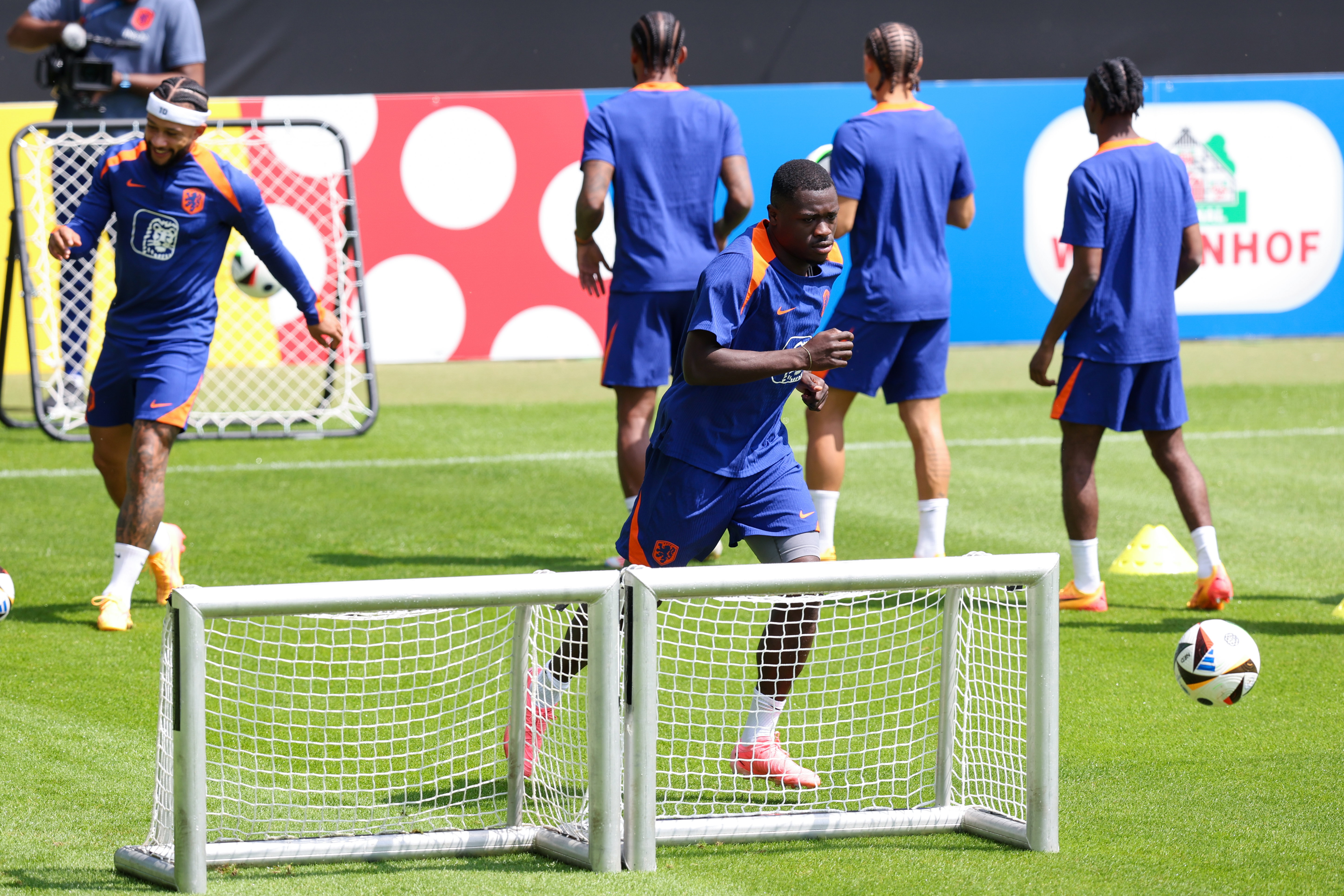Brian Brobbey in actie bij de training van het Nederlands elftal