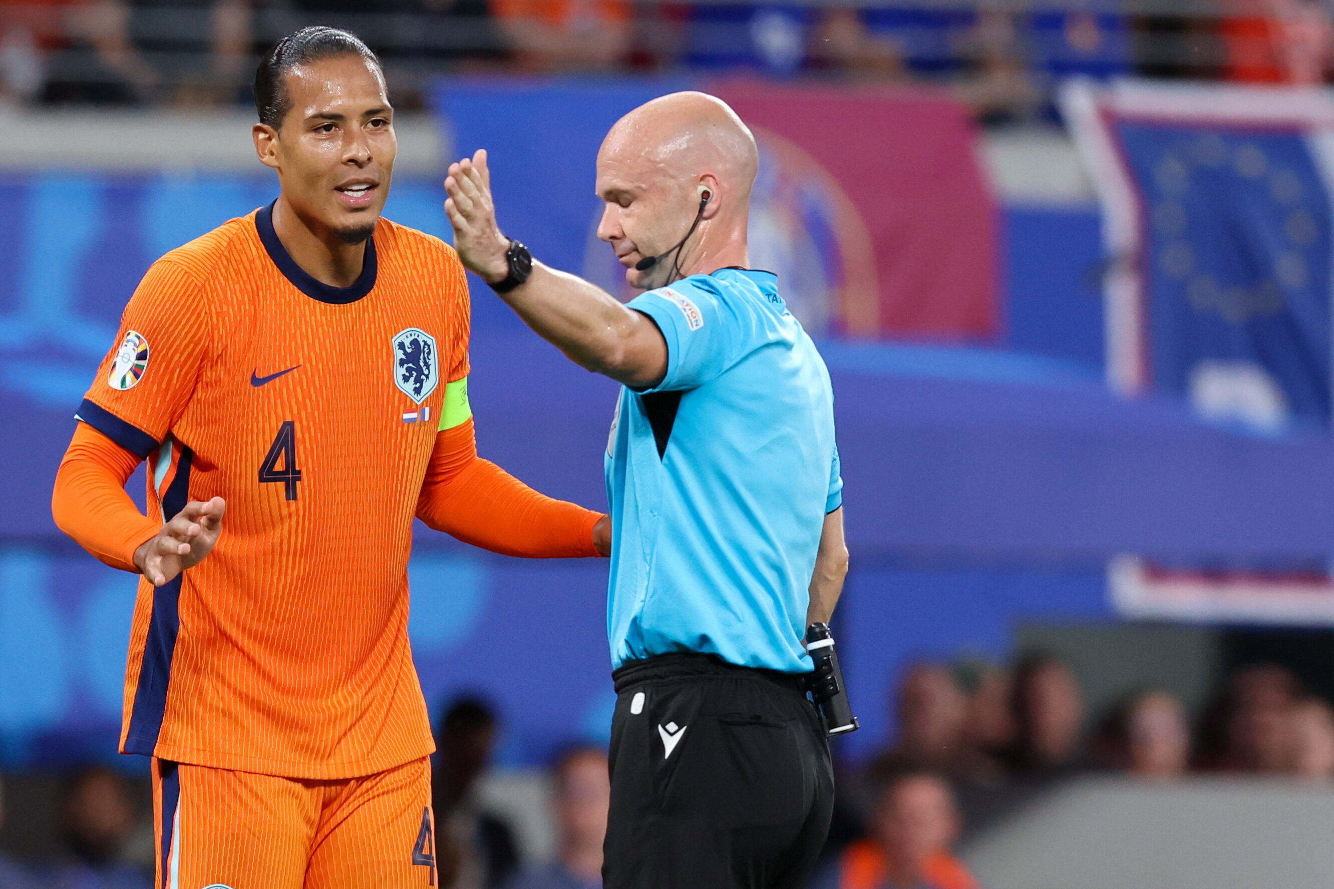 Virgil van Dijk in gesprek met Anthony Taylor