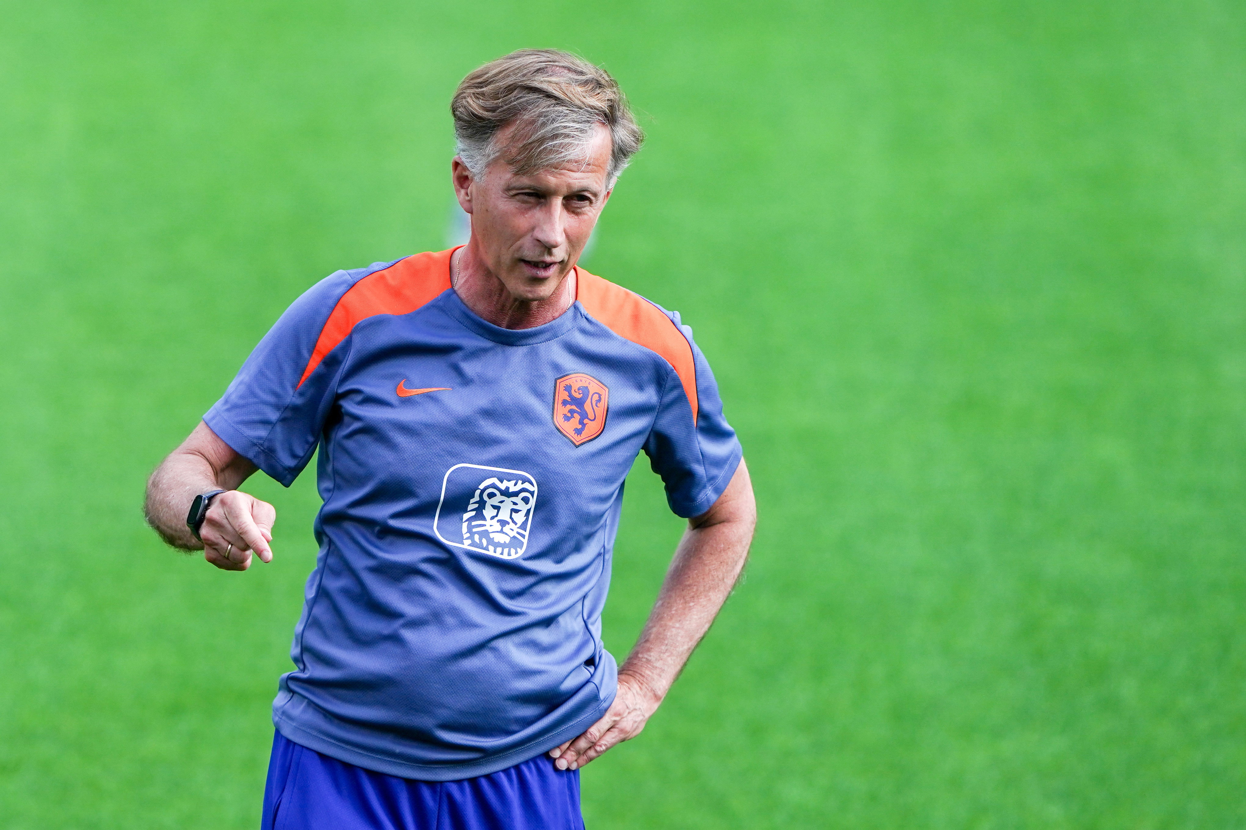 Andries Jonker op de training van de OranjeLeeuwinnen