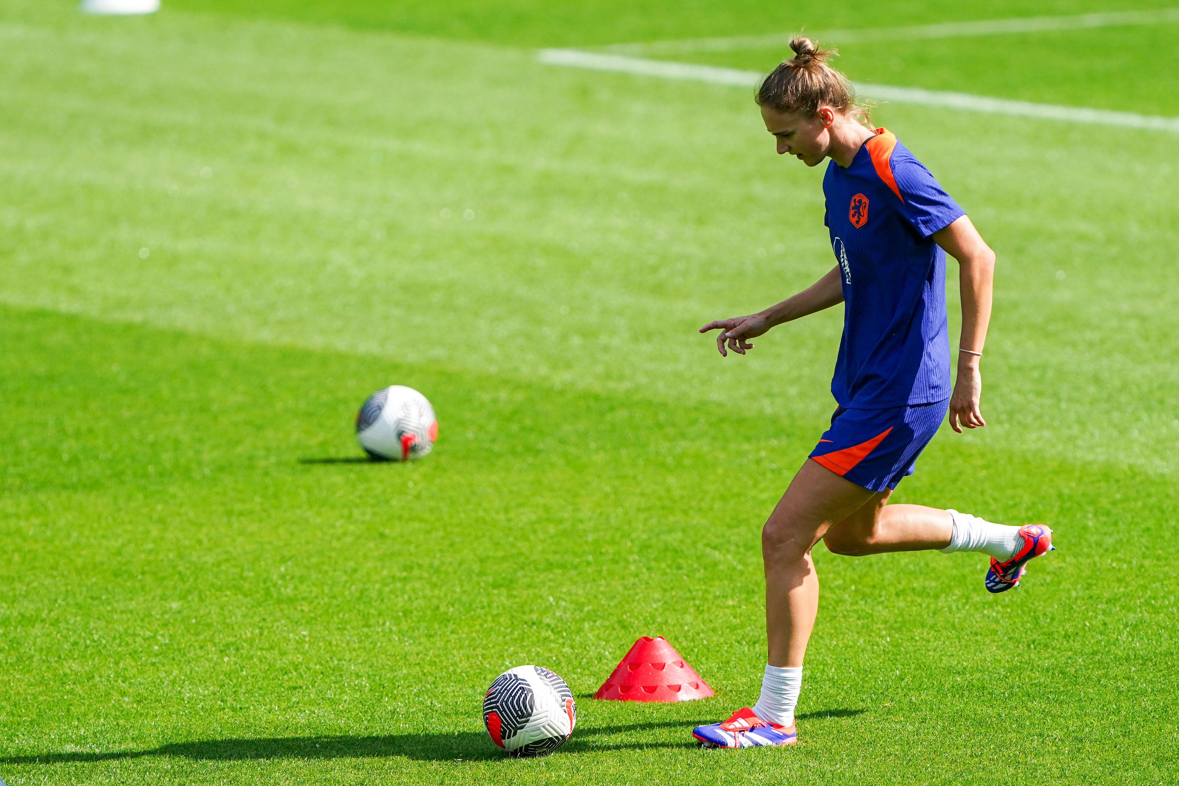 Vivianne Miedema op de training van de OranjeLeeuwinnen