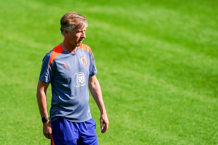 Andries Jonker op de training van de OranjeLeeuwinnen