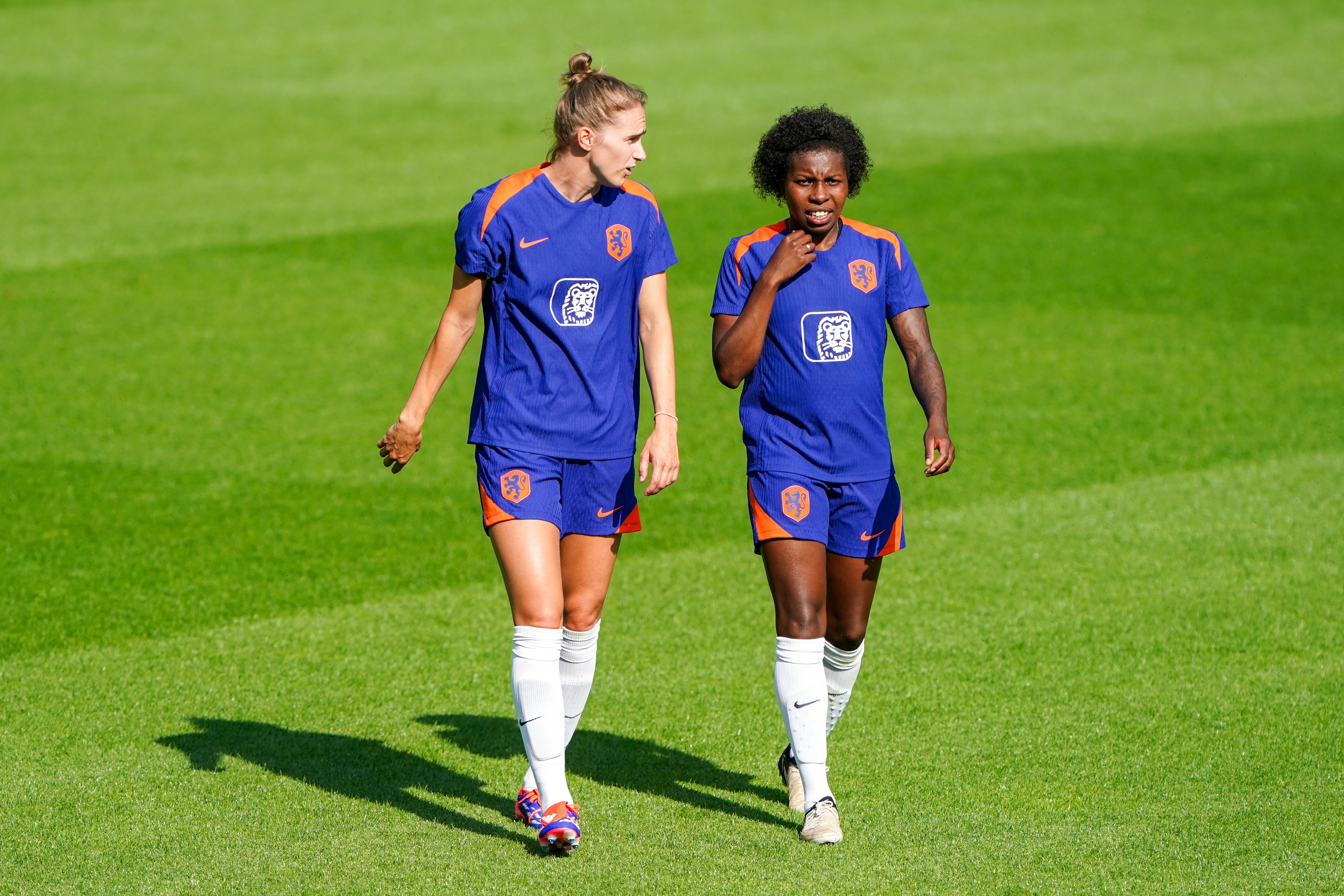 Vivianne Miedema en Lineth Beerensteyn op de training van de OranjeLeeuwinnen