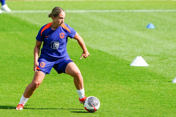 Danique Tolhoek op de training van de OranjeLeeuwinnen