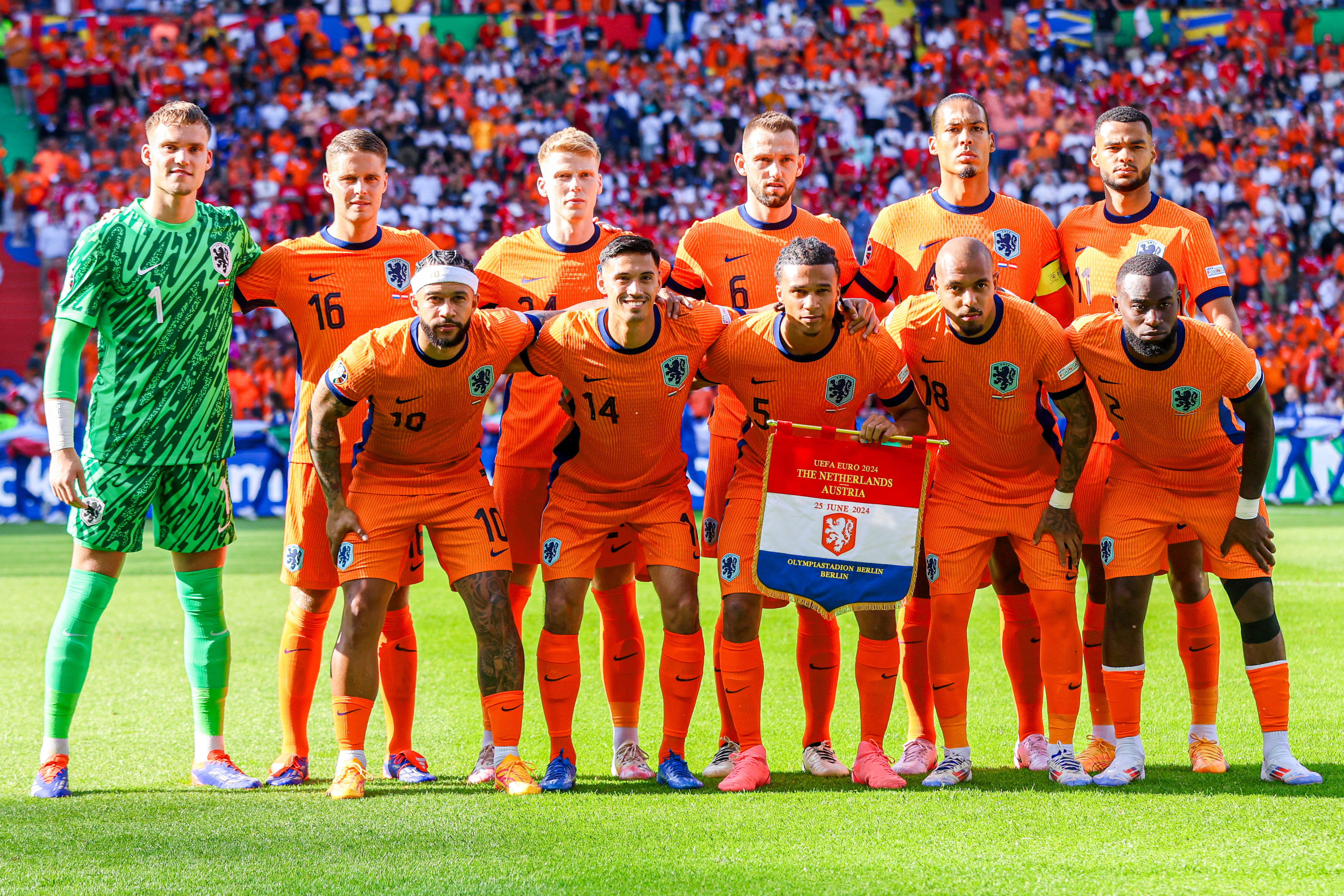 Het Nederlands elftal voorafgaand aan de wedstrijd tegen Oostenrijk