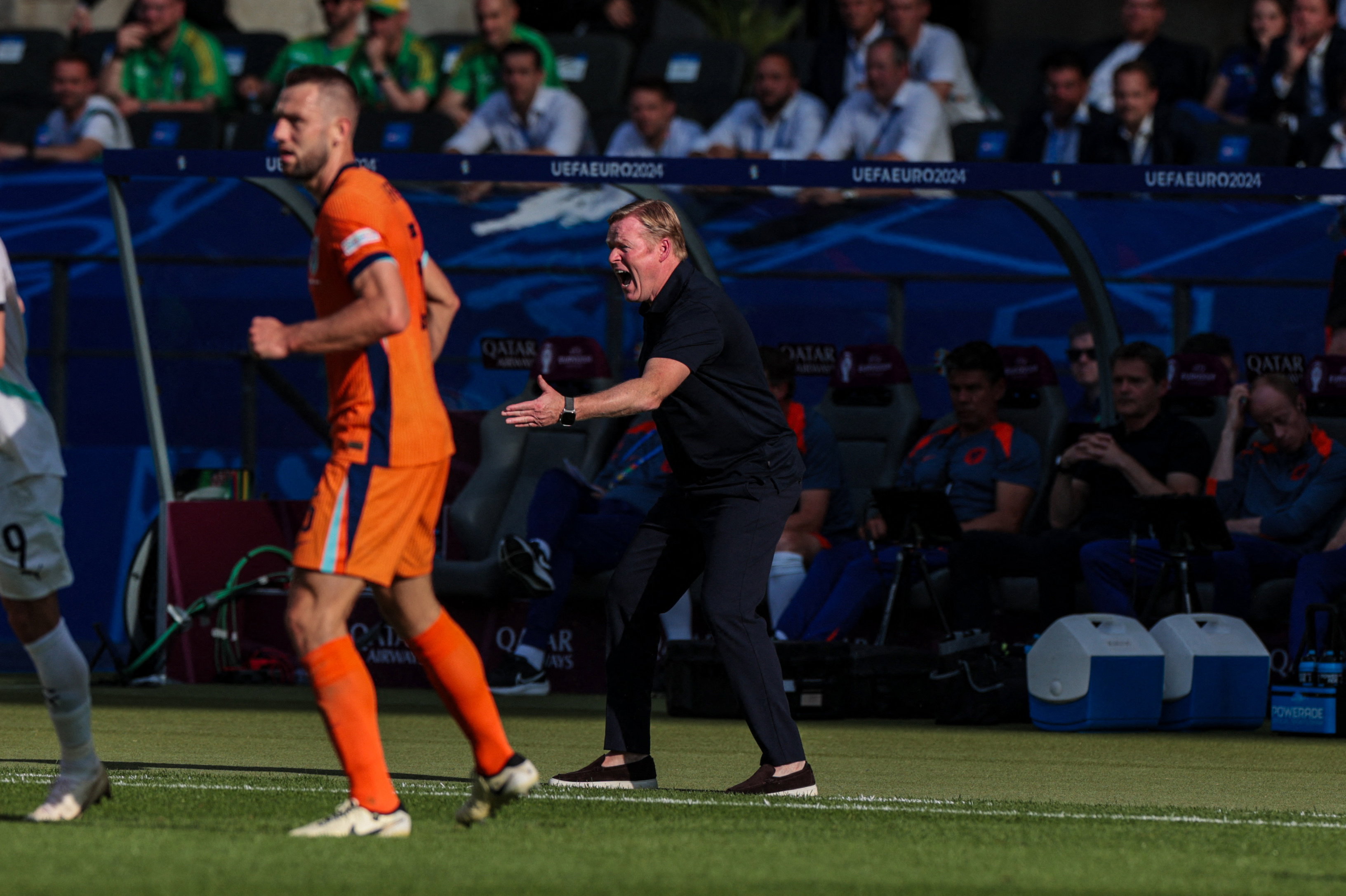 Ronald Koeman gaat tekeer langs de lijn