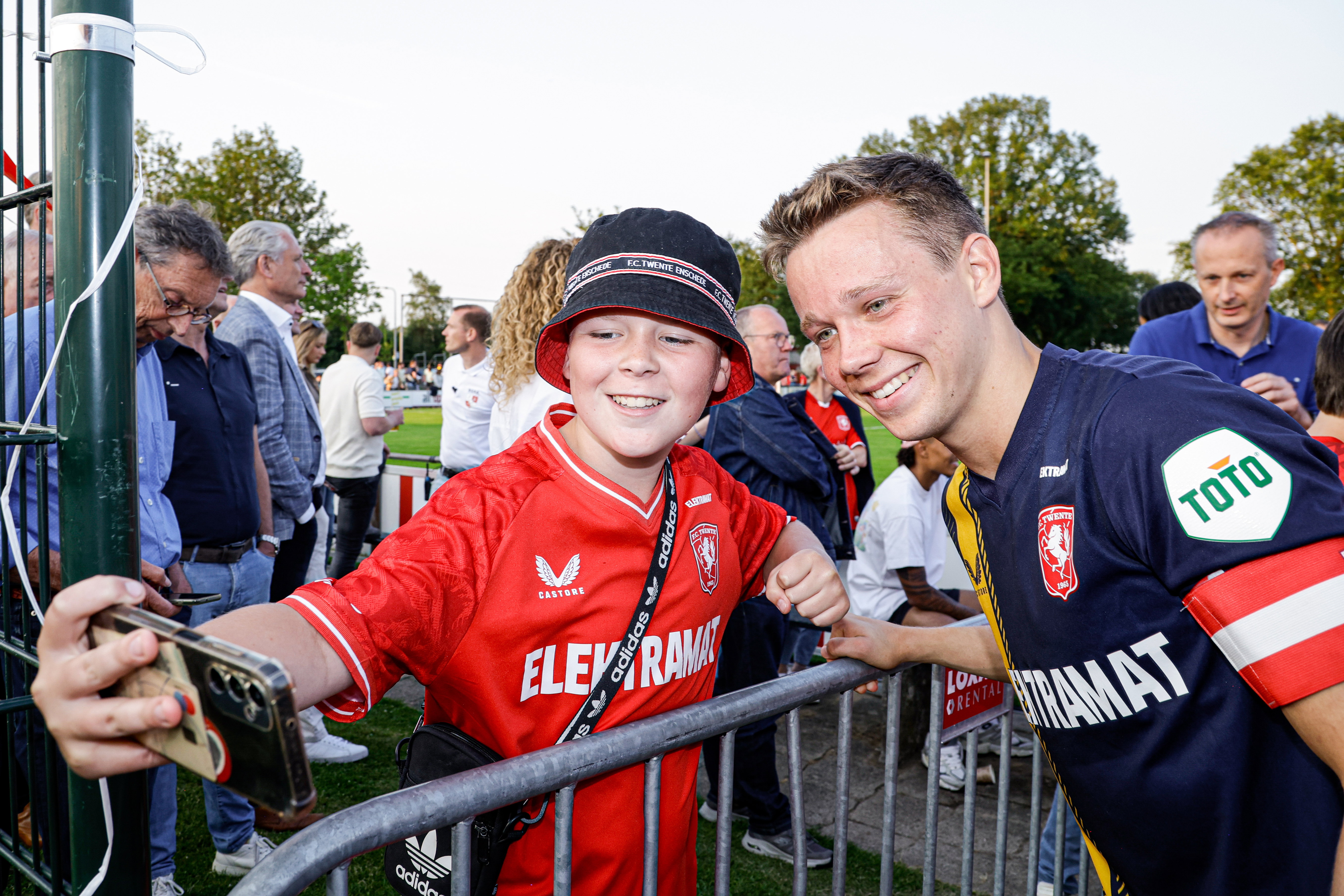 Mathias Kjolo op de foto met een fan