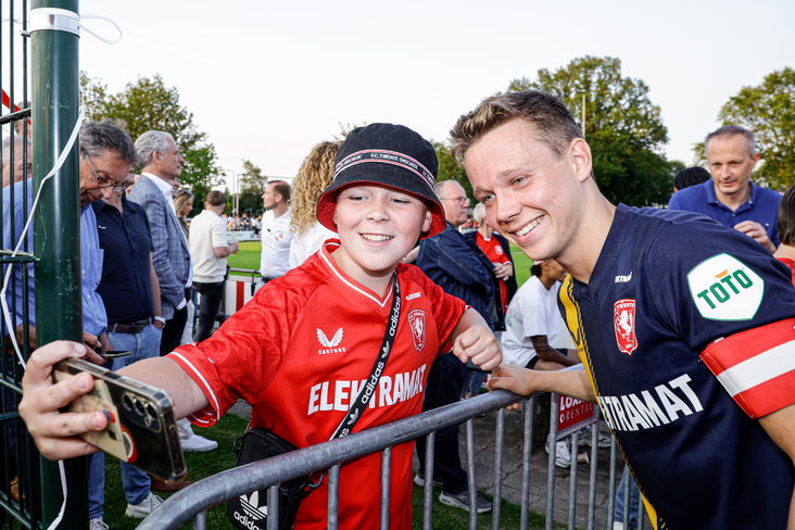 Mathias Kjolo op de foto met een fan