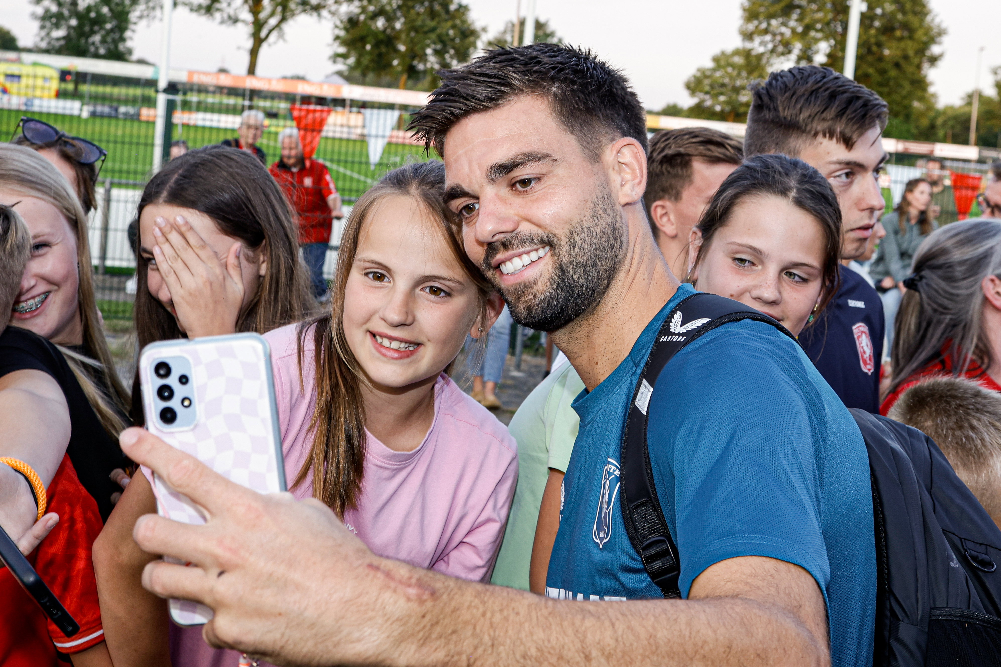 Robin Pröpper met een FC Twente-supporter