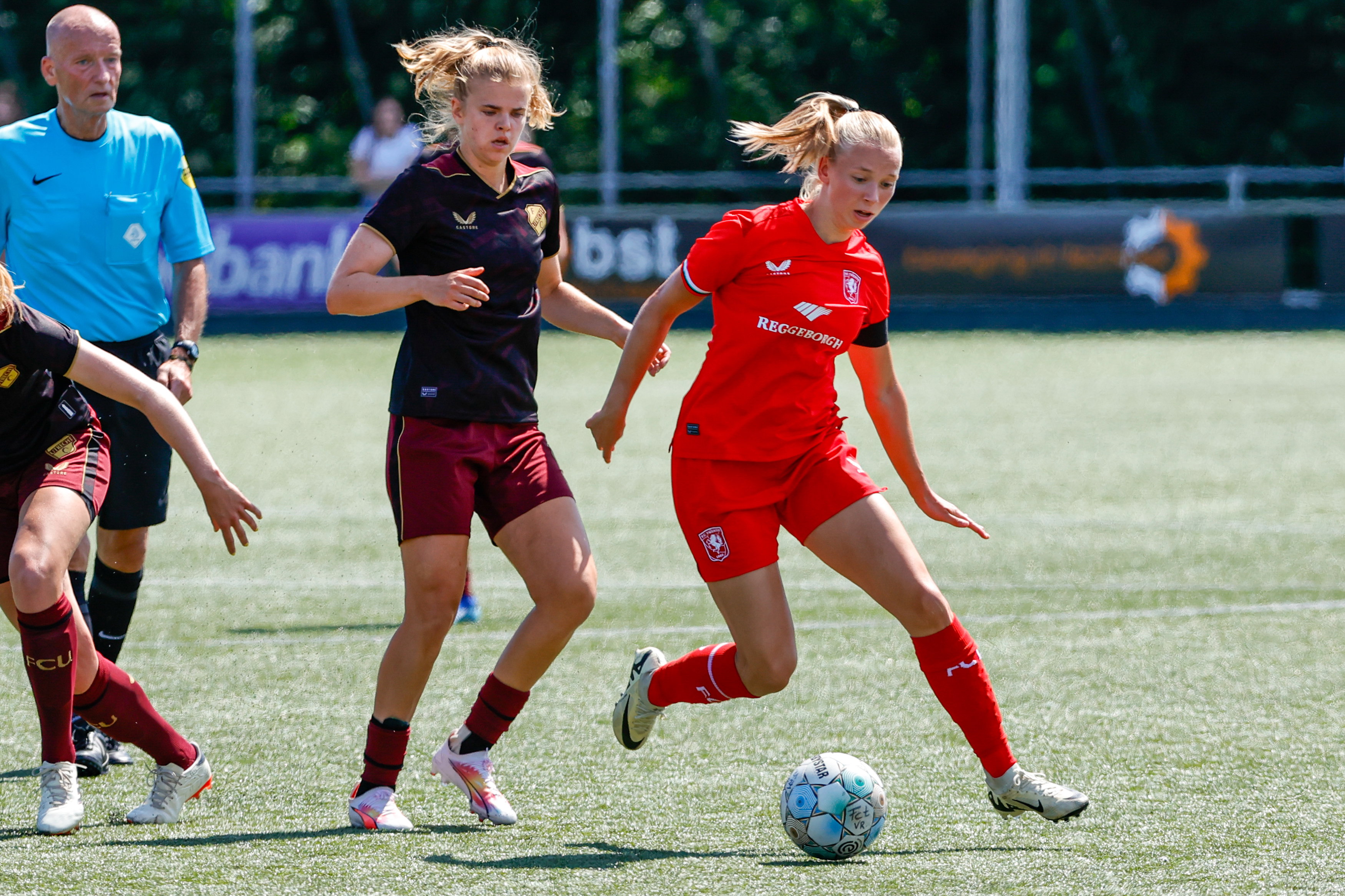Een oefenwedstrijd tussen FC Twente en FC Utrecht