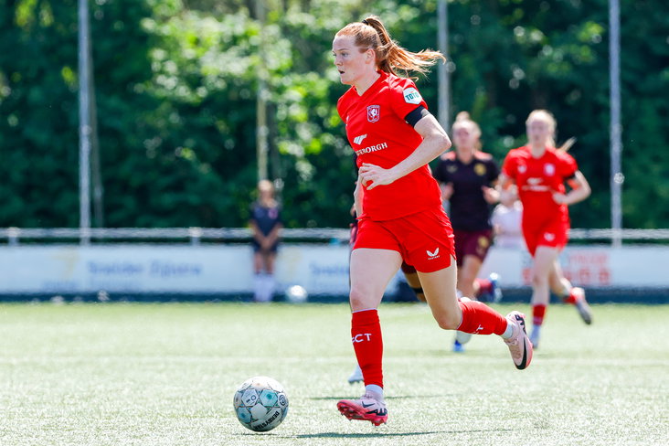 Nikée van Dijk in een oefenduel met FC Twente