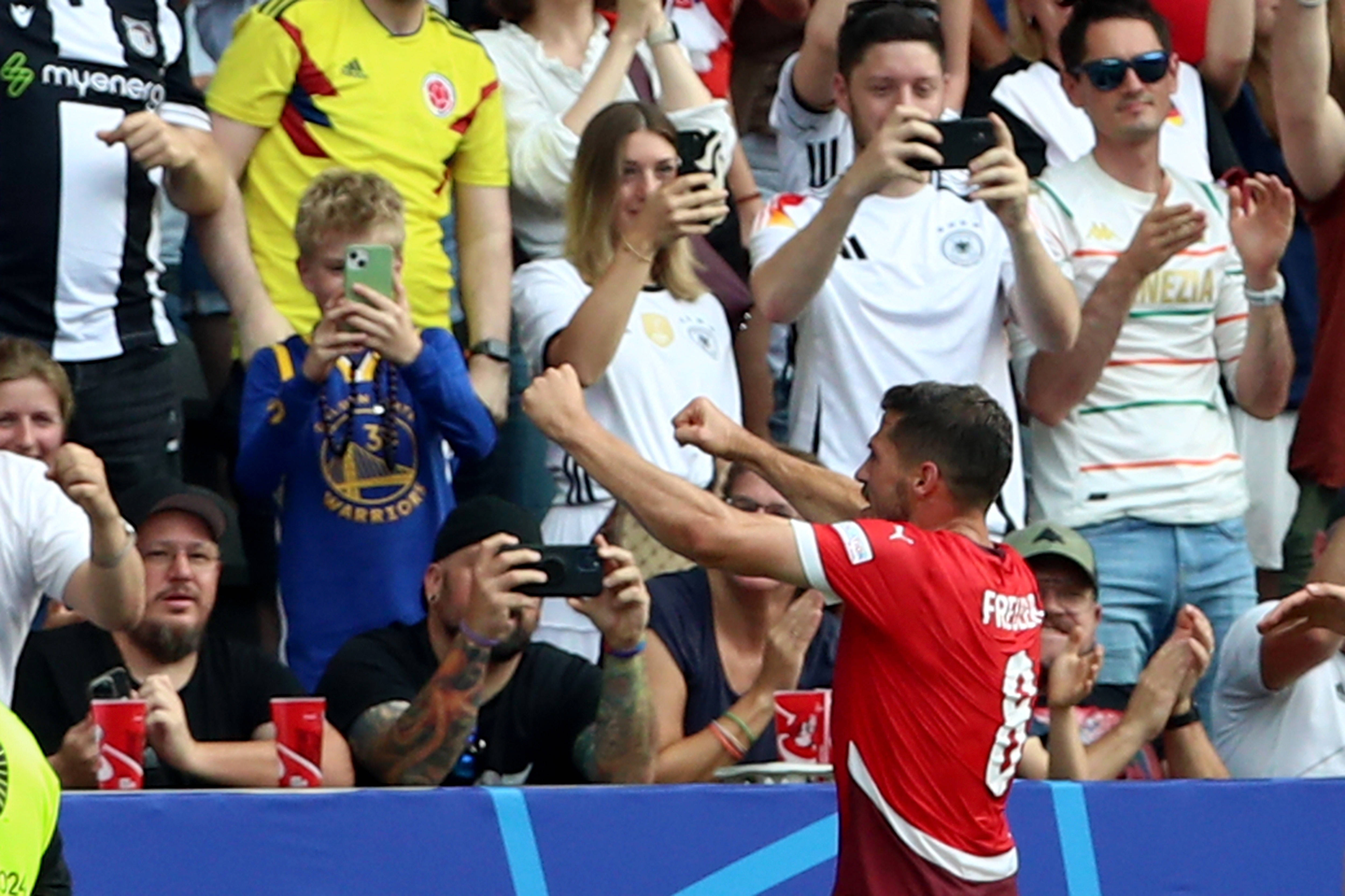 Remo Freuler viert de 1-0 met de fans