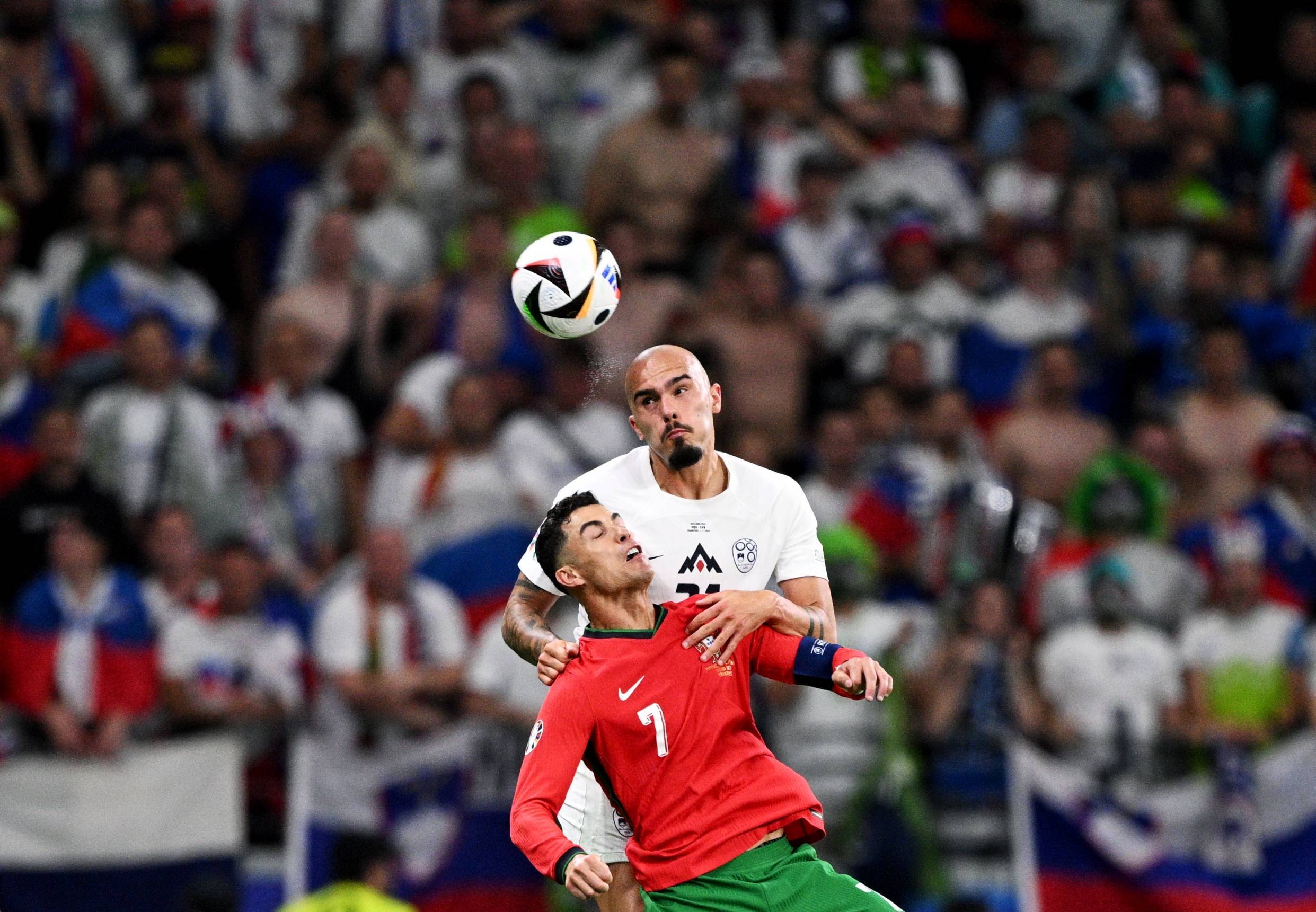 Vanja Drkusic in gevecht met Cristiano Ronaldo