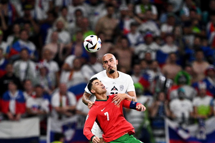 Vanja Drkusic in gevecht met Cristiano Ronaldo