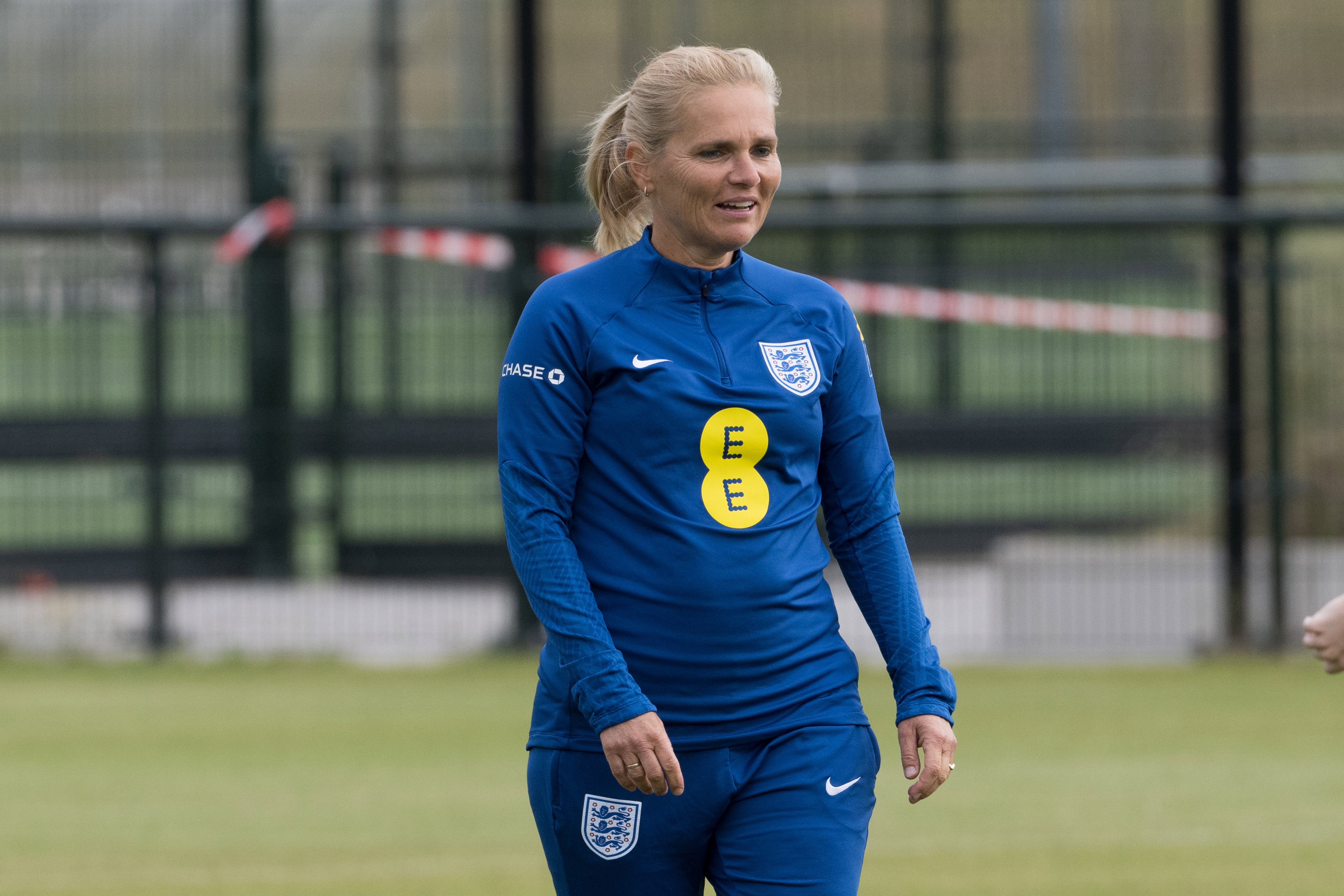 Sarina Wiegman tijdens de training in Noordwijk