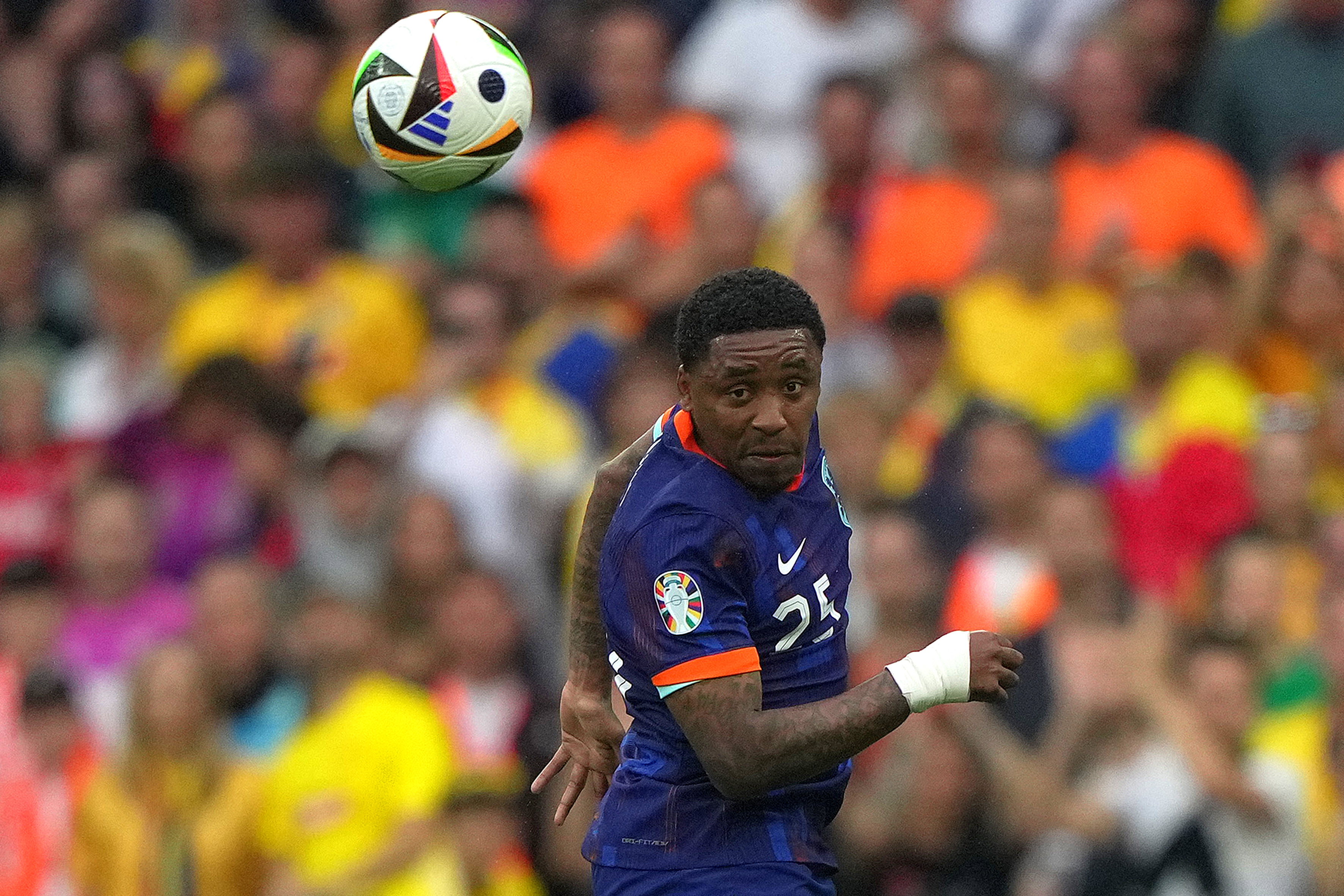 Steven Bergwijn in actie tegen Roemenië