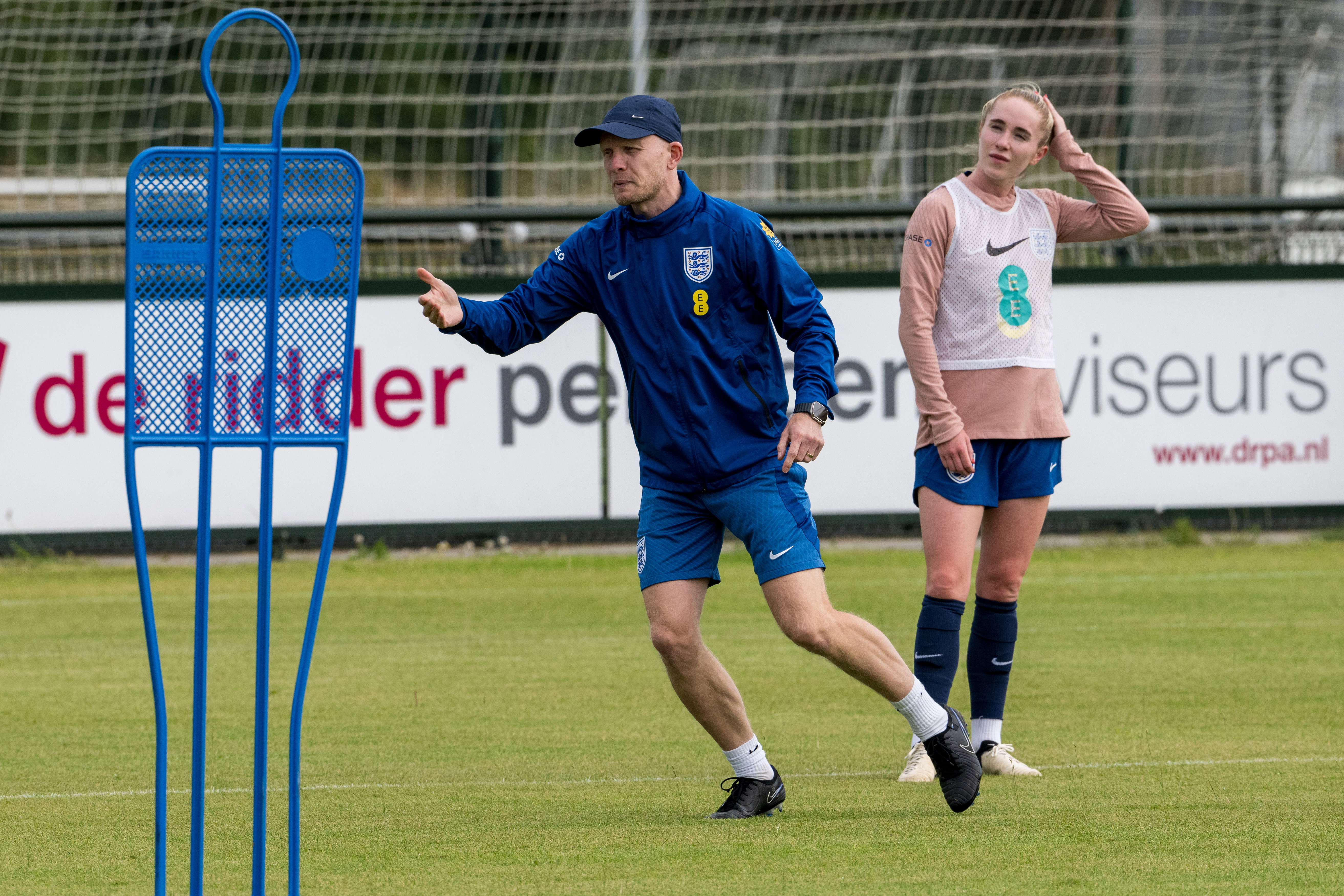 Arjan Veurink op het trainingsveld van Engeland