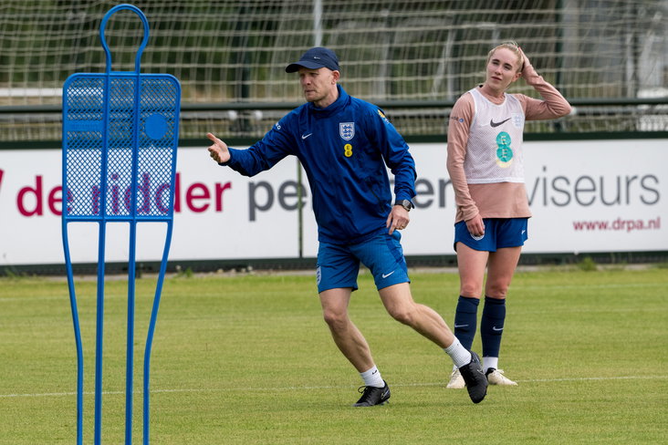 Arjan Veurink op het trainingsveld van Engeland