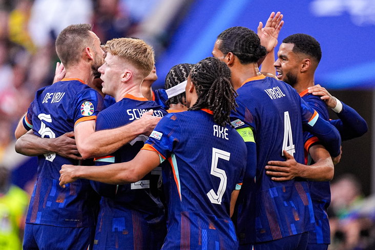 Het Nederlands elftal juicht na een goal tegen Roemenië