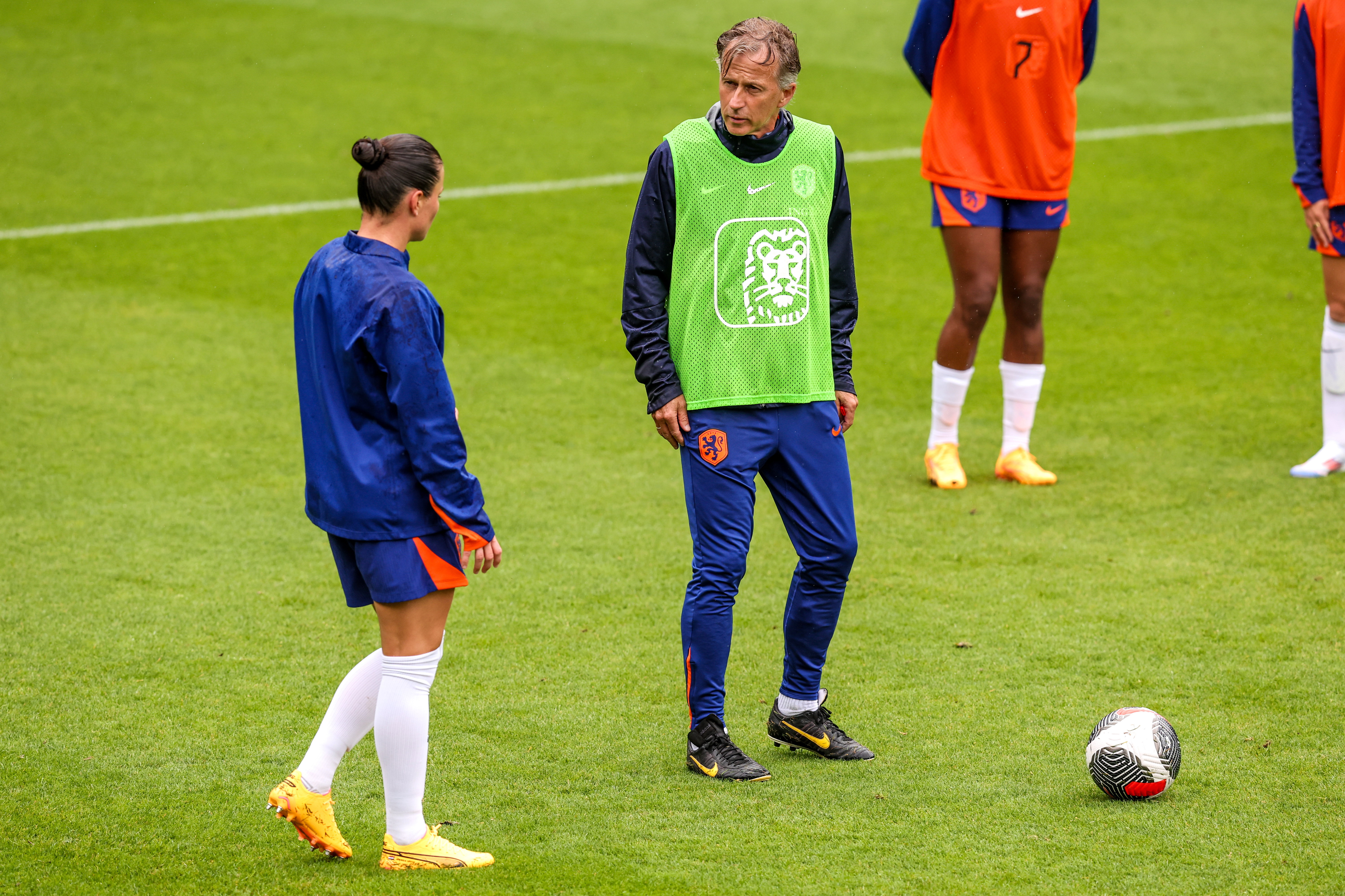 Sherida Spitse en Andries Jonker op het trainingsveld van de OranjeLeeuwinnen