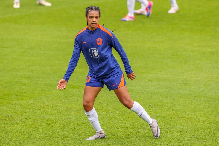 Esmee Brugts op de training van de OranjeLeeuwinnen