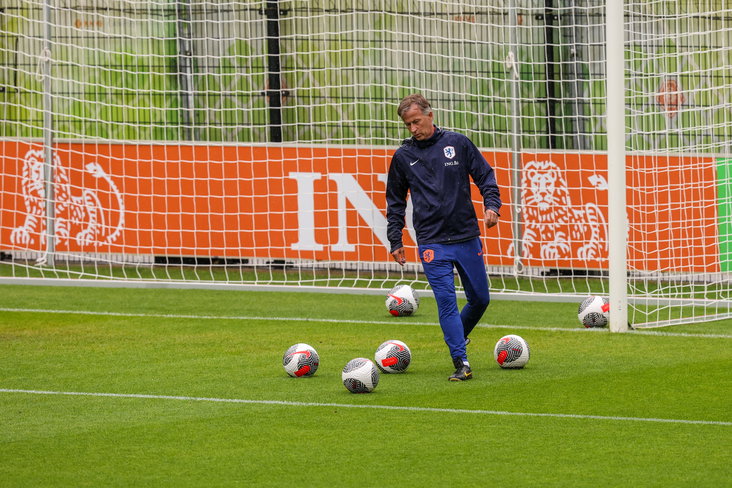 Andries Jonker op de training van de OranjeLeeuwinnen