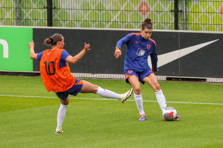 Renate Jansen en Dominique Janssen op de training van de OranjeLeeuwinnen