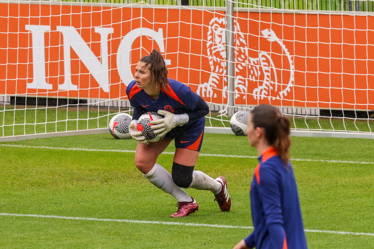 Lize Kop op de training van de OranjeLeeuwinnen