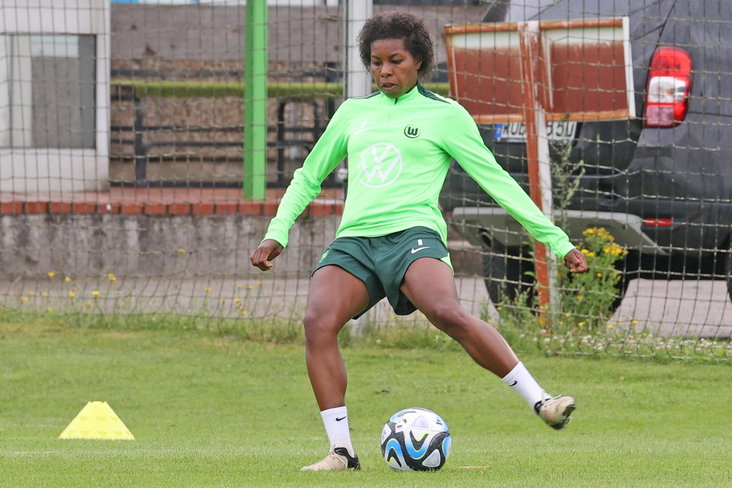 Lineth Beerensteyn op de training van VfL Wolfsburg