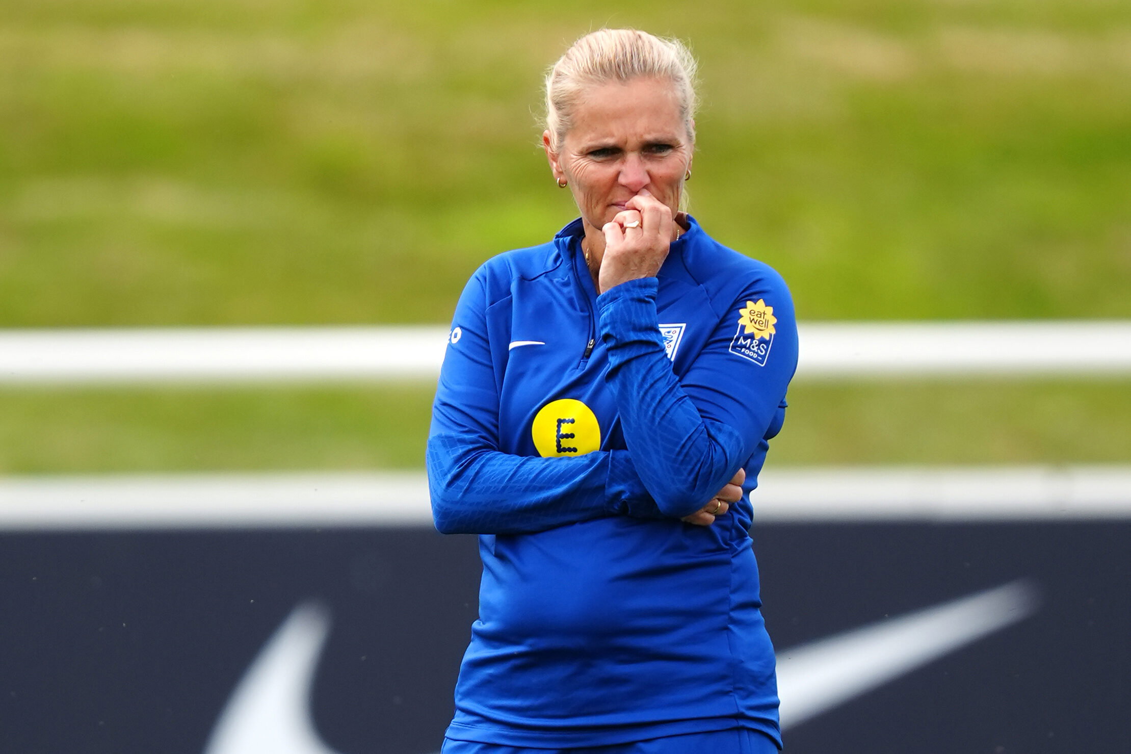 Sarina Wiegman op het trainingsveld