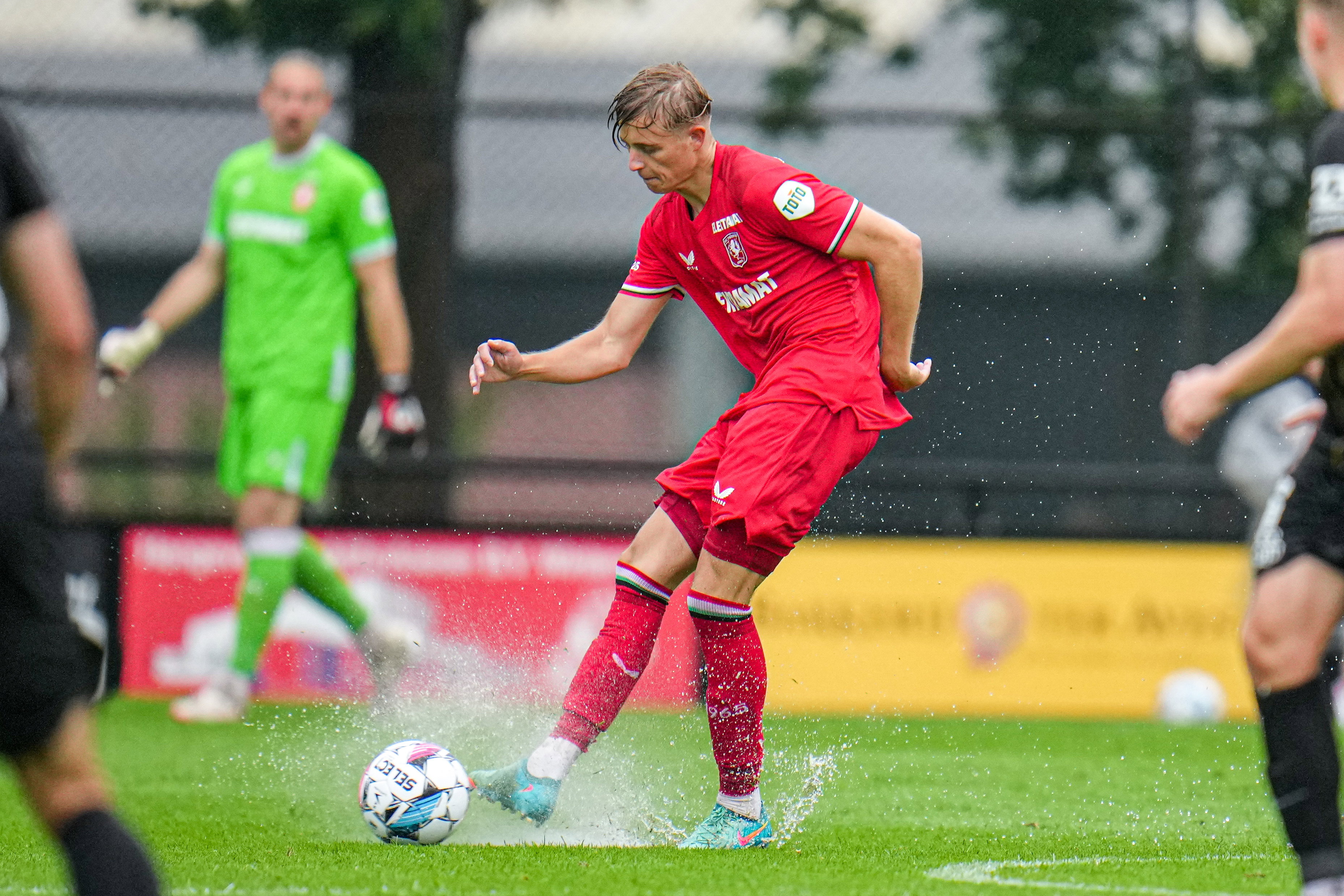 Max Bruns probeert een bal te spelen