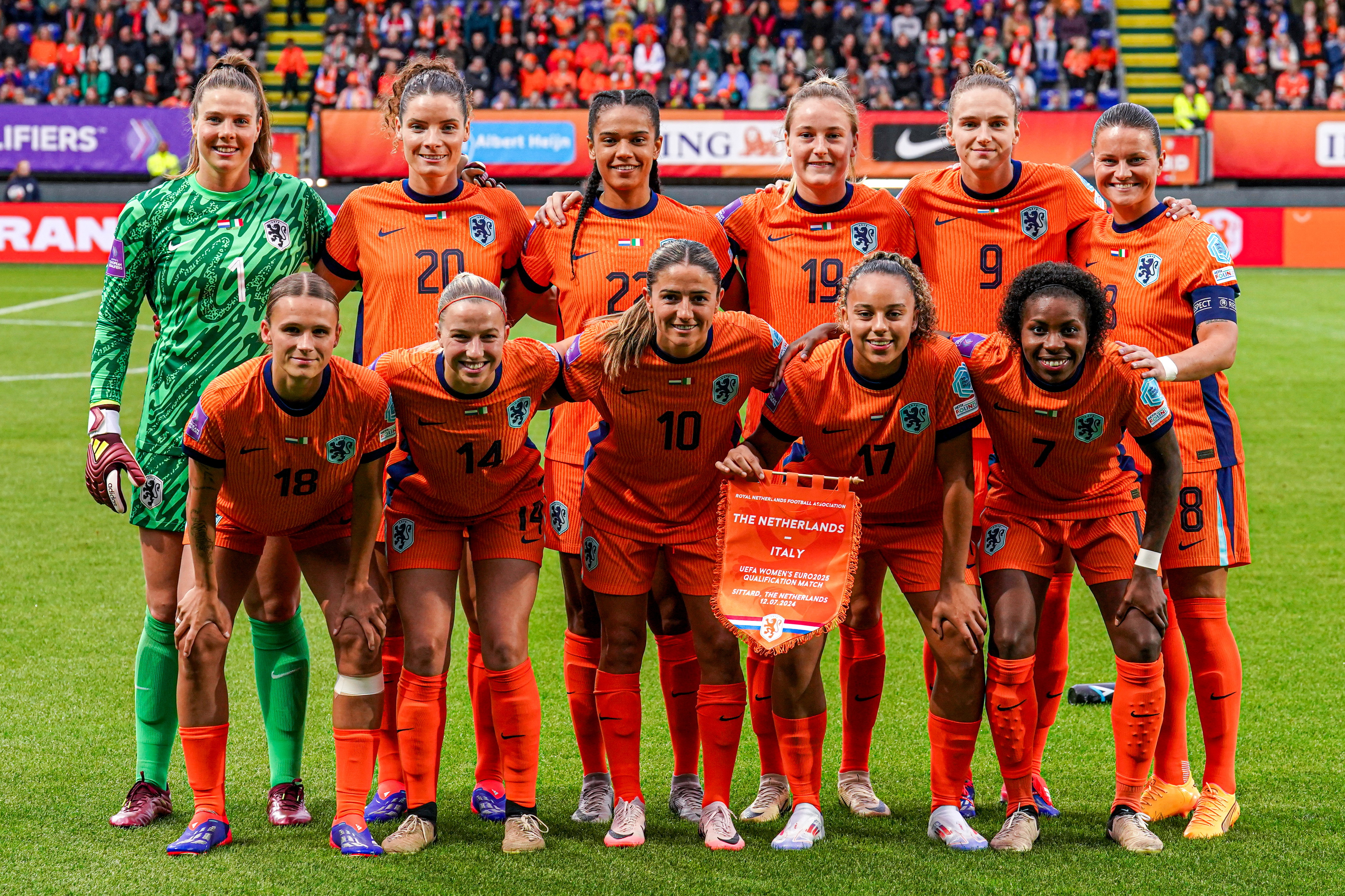 De OranjeLeeuwinnen voorafgaand aan het duel met Italië