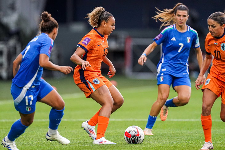 Chasity Grant in actie namens de OranjeLeeuwinnen tegen Italië