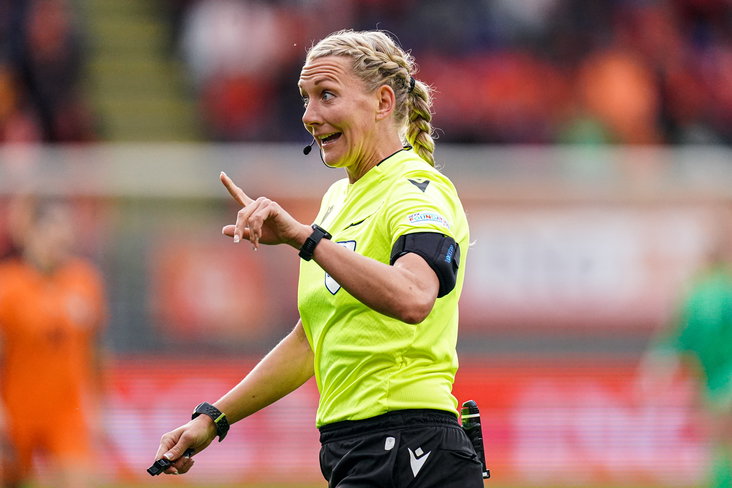 Tess Olofsson floot de wedstrijd tussen de OranjeLeeuwinnen en Italië