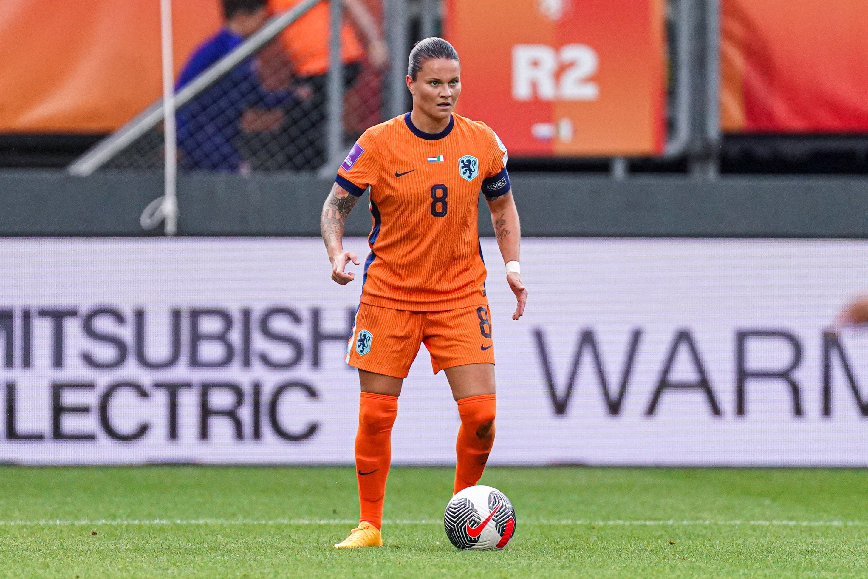 Sherida Spitse aan de bal namens de OranjeLeeuwinnen