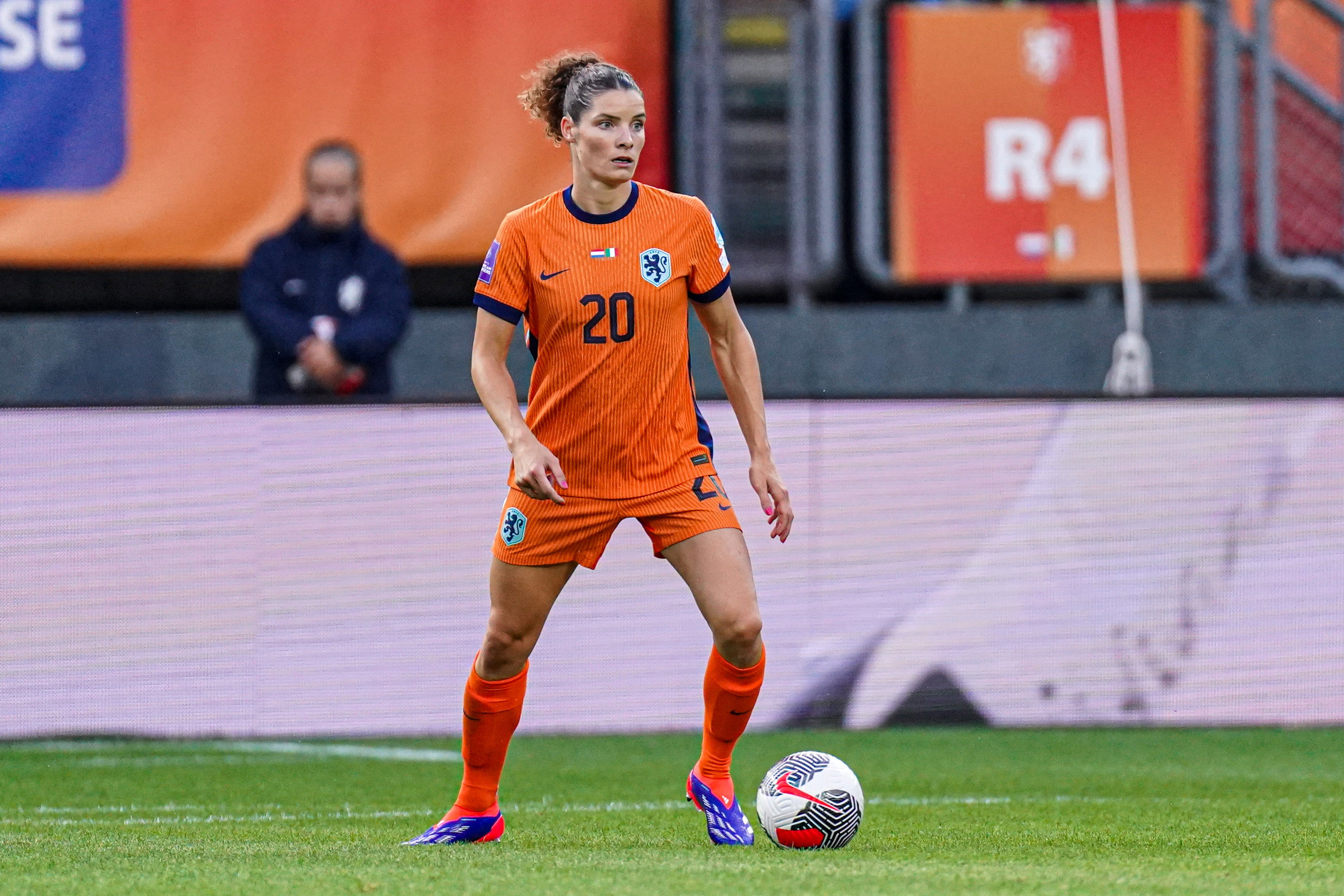Dominique Janssen aan de bal namens de OranjeLeeuwinnen