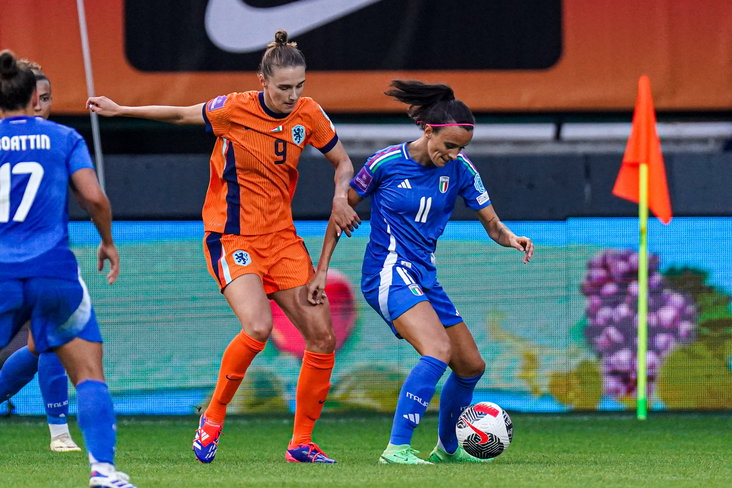 Vivianne Miedema in duel met Barbara Bonansea
