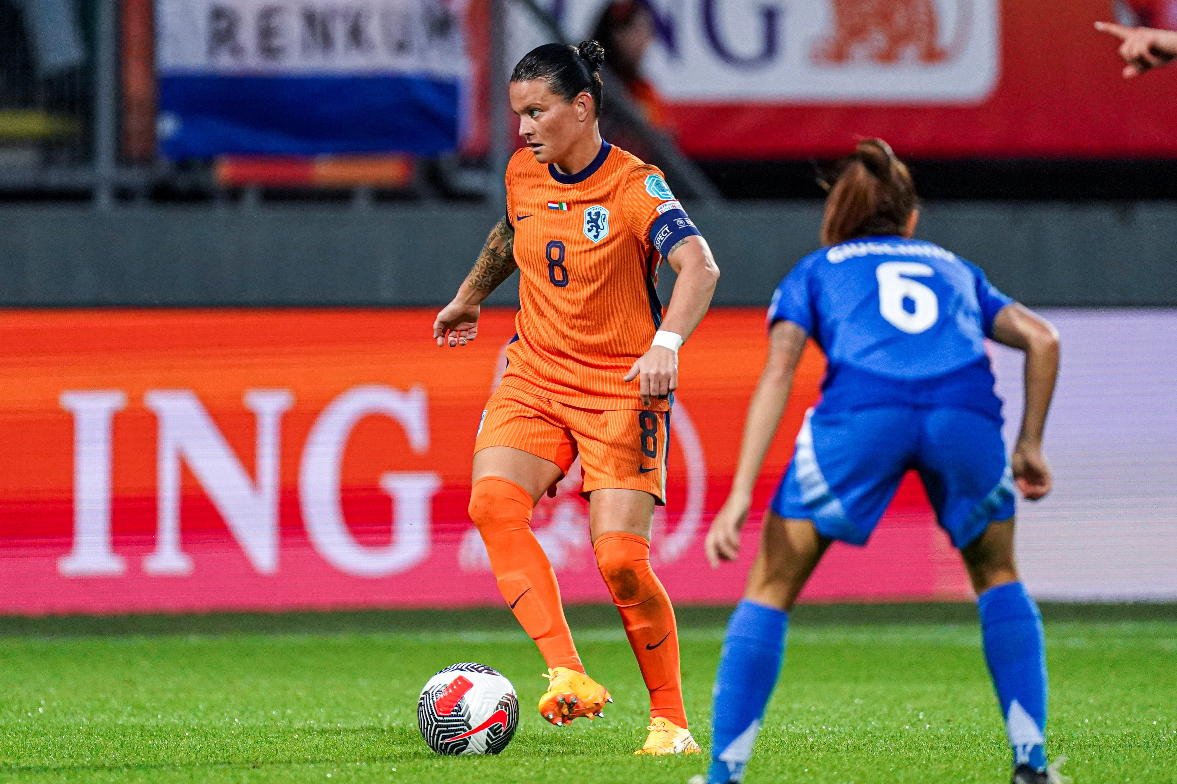 Sherida Spitse in actie namens de OranjeLeeuwinnen tegen Italië