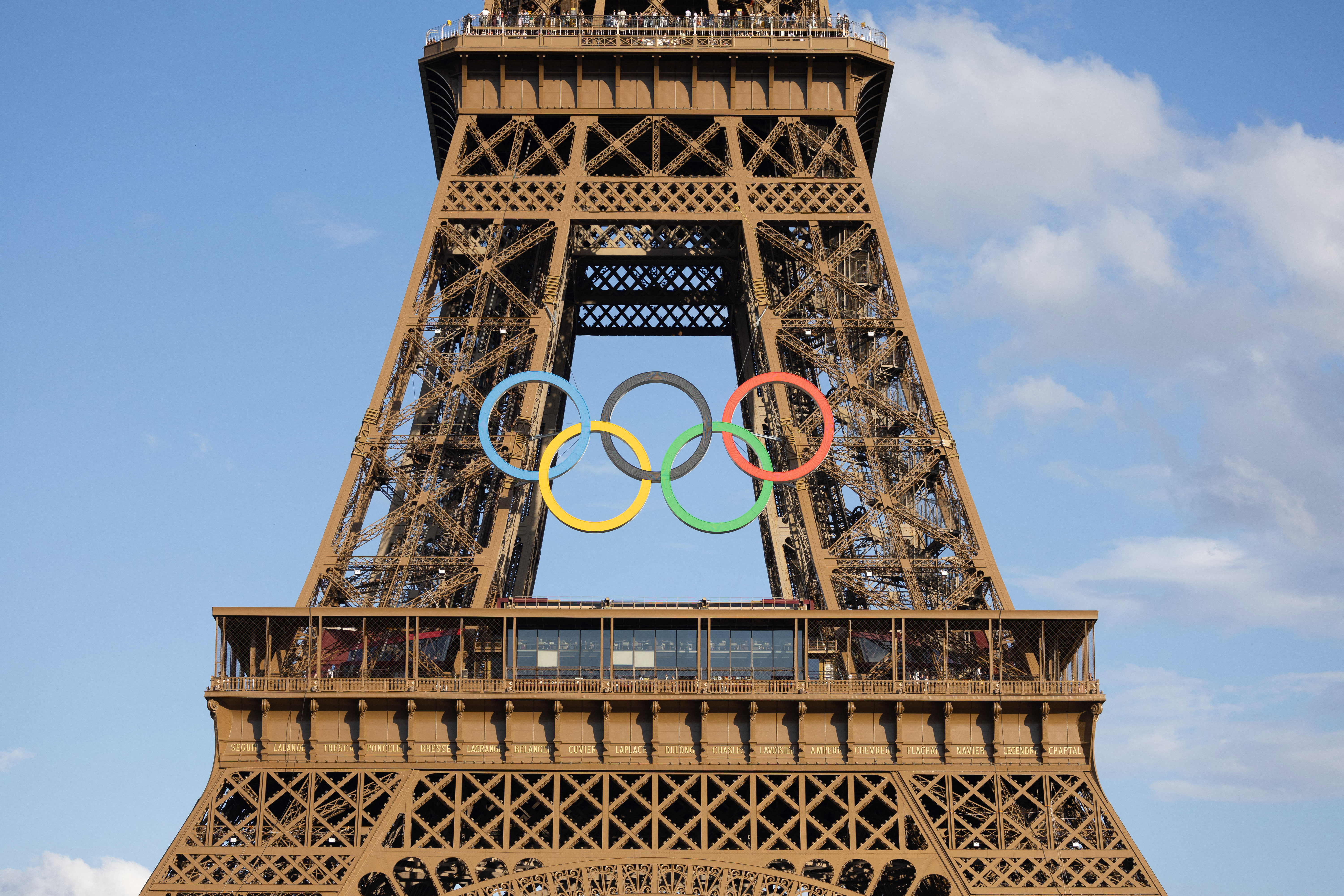 De Olympische ringen op de Eiffeltoren
