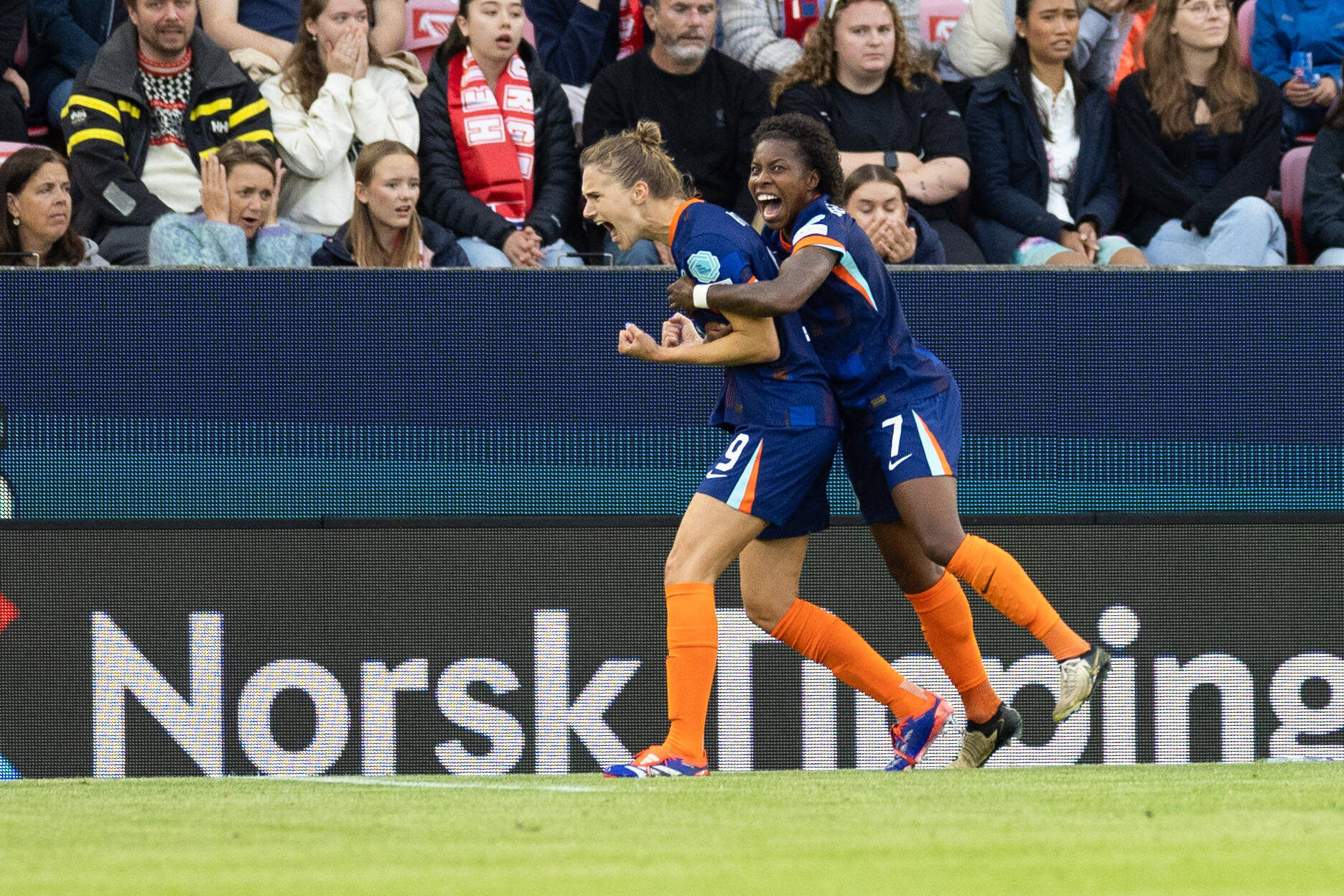 Vivianne Miedema en Lineth Beerensteyn juichen
