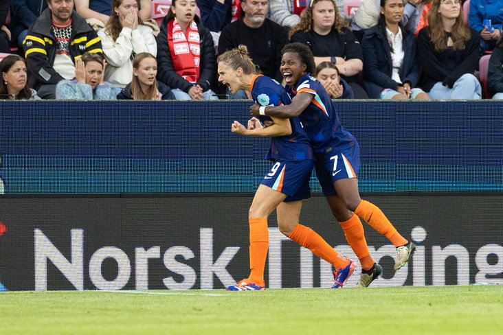 Vivianne Miedema en Lineth Beerensteyn juichen