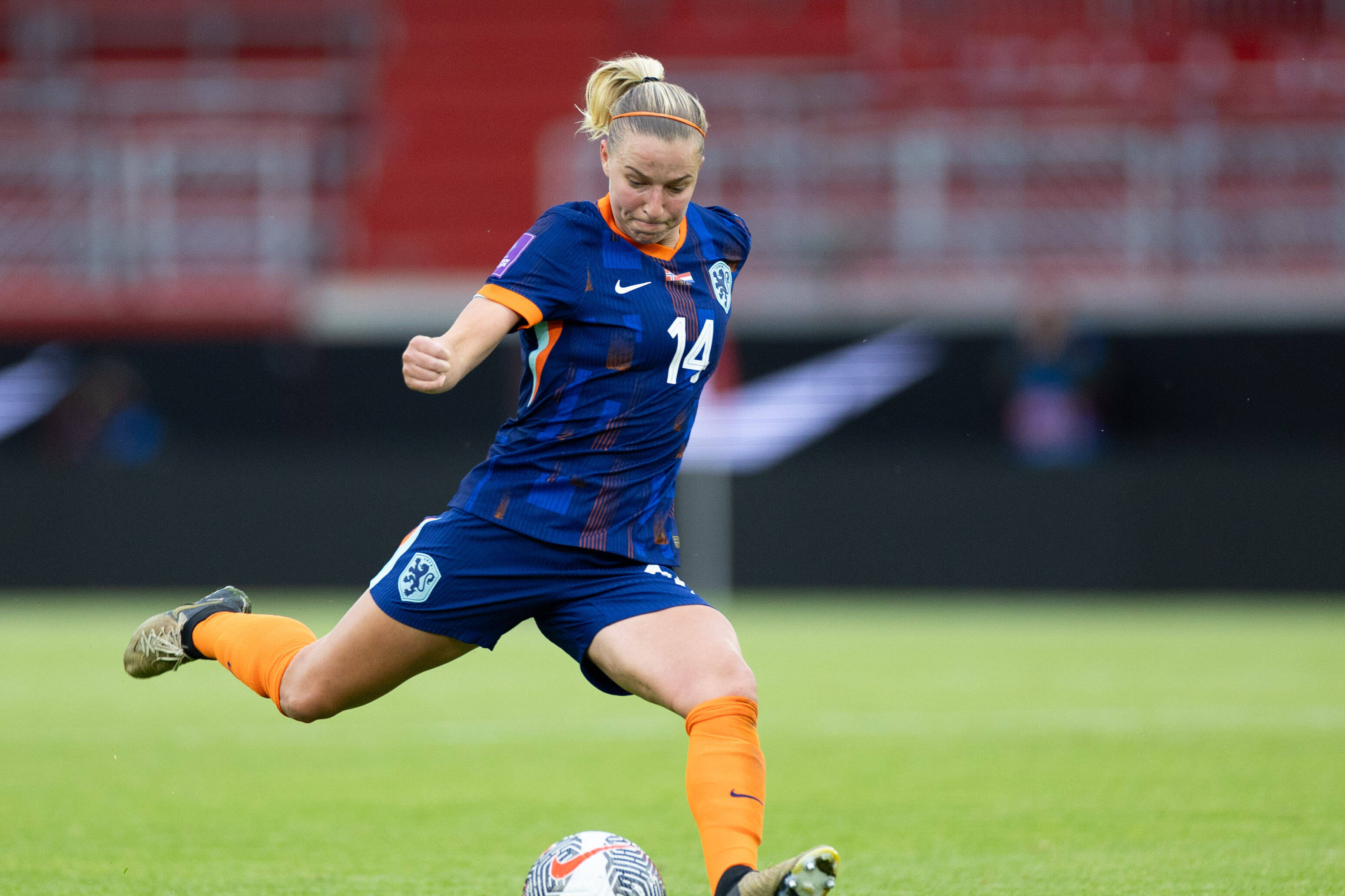 Jackie Groenen in actie namens de OranjeLeeuwinnen