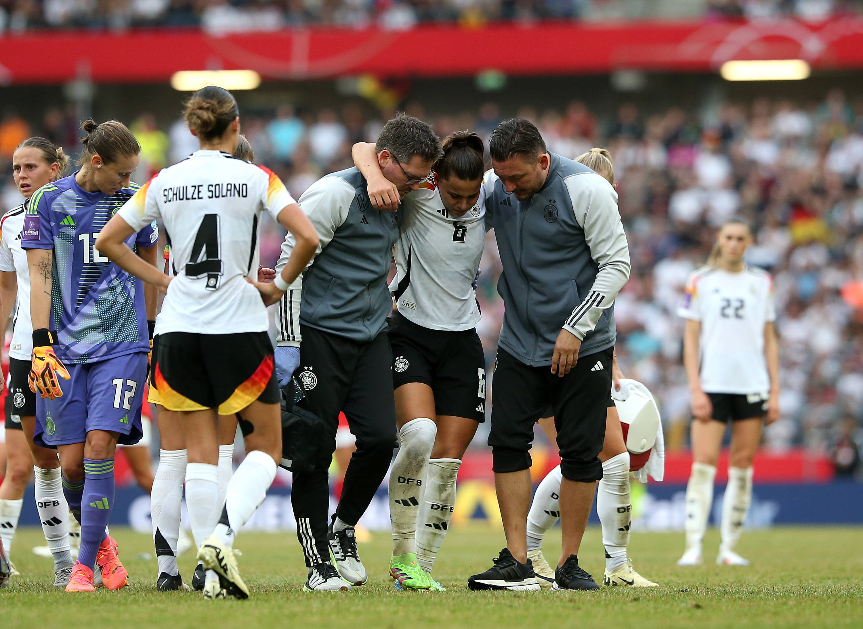 Lena Oberdorf moet geblesseerd van het veld