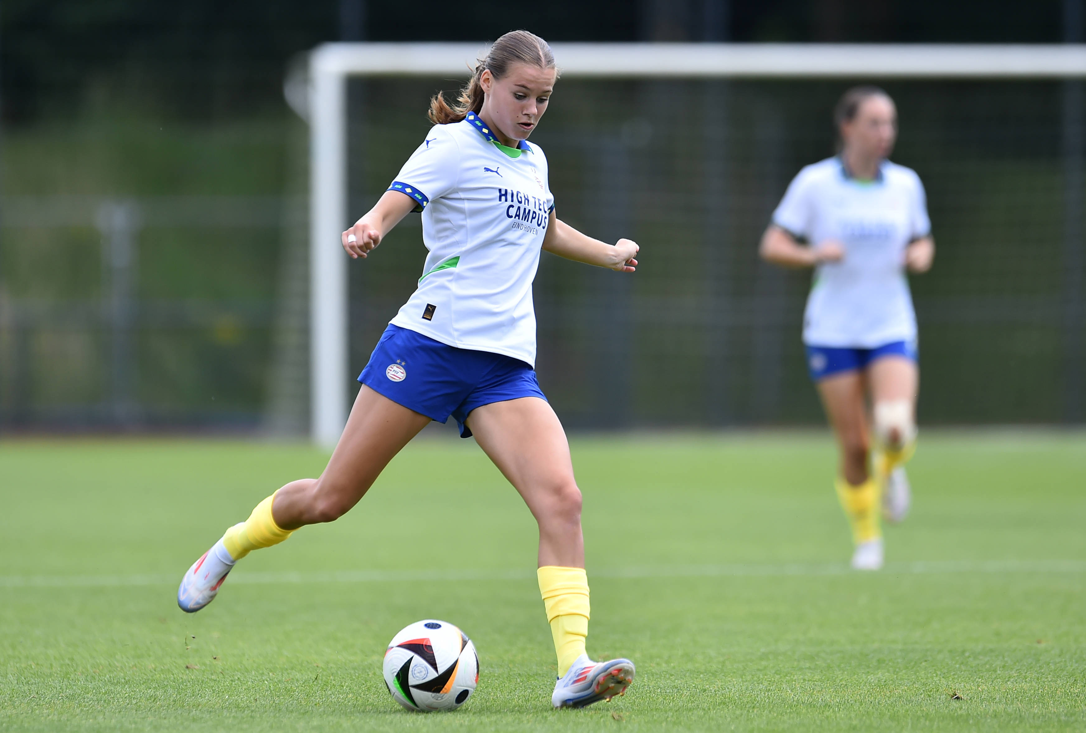 Aniek Janssen in actie namens PSV