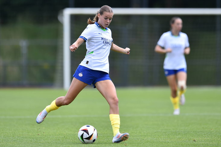 Aniek Janssen in actie namens PSV