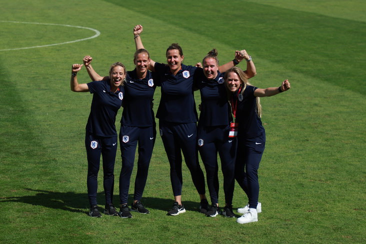 De staf van Oranje O19 op het EK, met onder meer Sherida van Bruggen