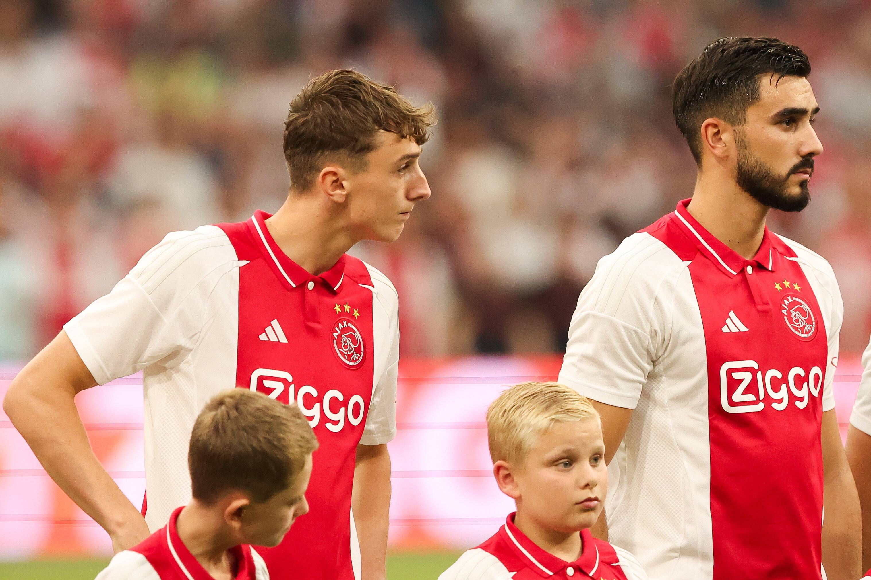 Youri Baas en Josip Sutalo voor het duel tegen FK Vojvodina