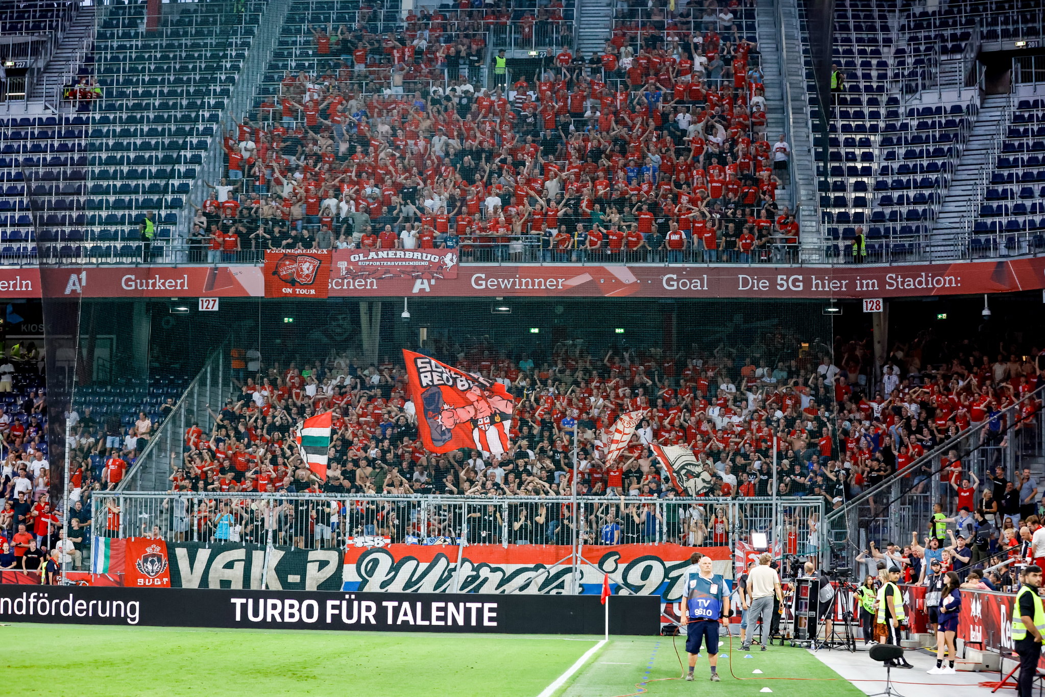 FC Twente-supporters in het uitvak bij Red Bull Salzburg