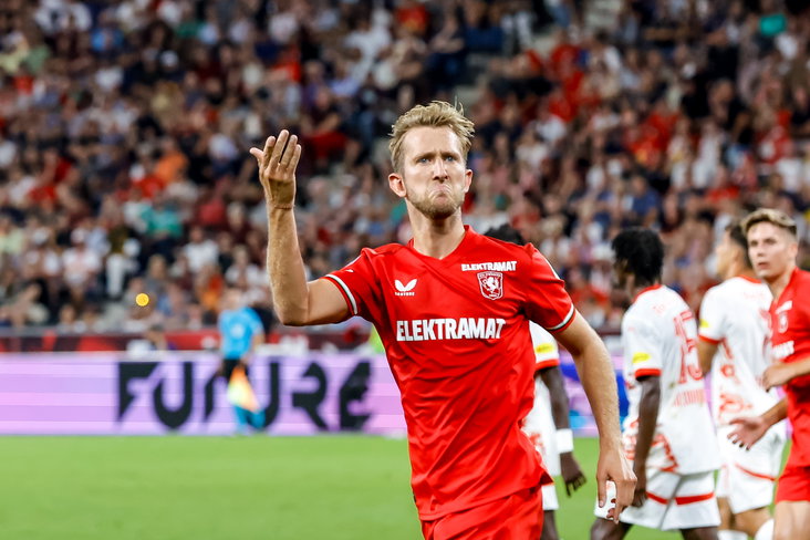 Michel Vlap viert zijn treffer tegen RB Salzburg
