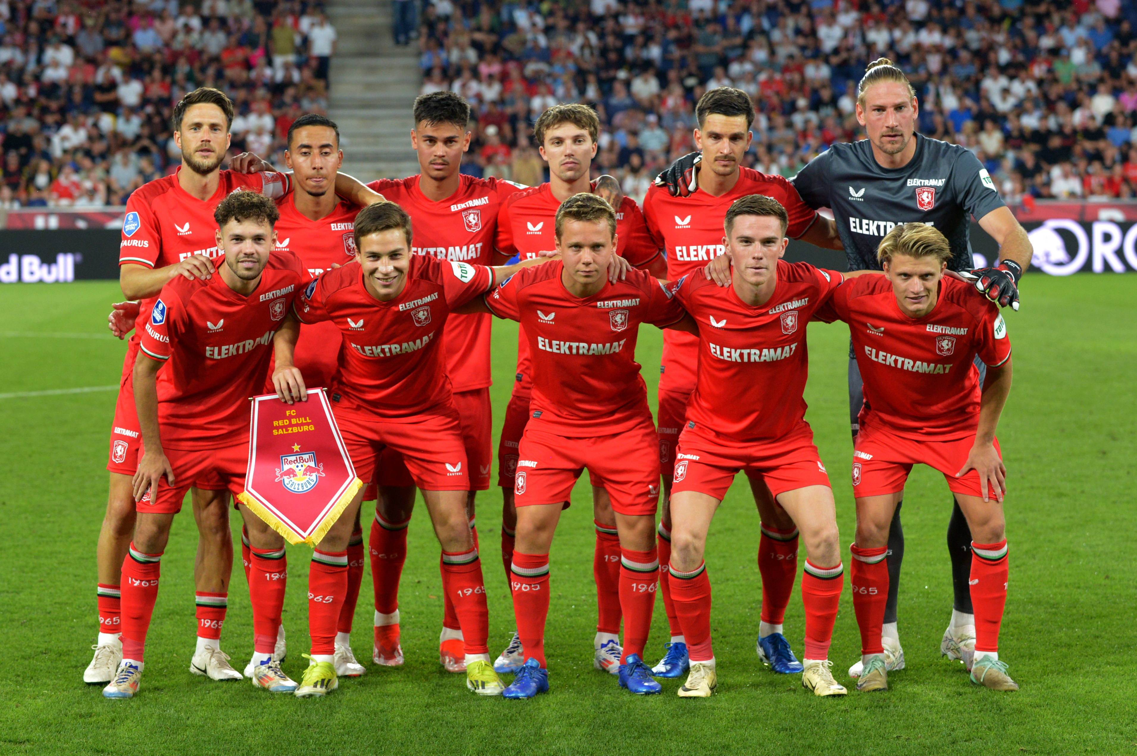 Het elftal van FC Twente voor het duel met Red Bull Salzburg